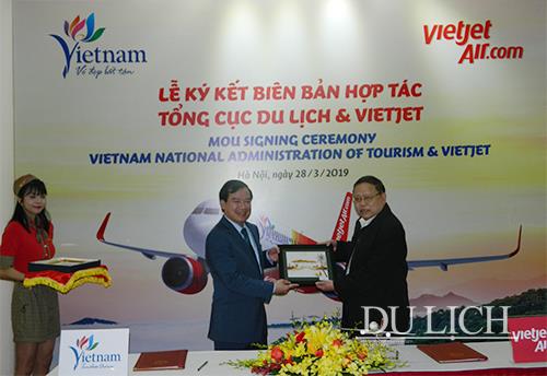 Phó Tổng cục trưởng TCDL Hà Văn Siêu tặng quà lưu niệm của ngành Du lịch cho Phó Tổng giám đốc Vietjet Air